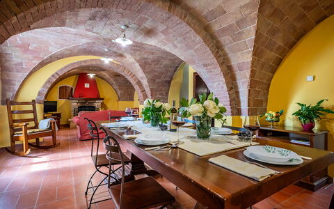 Frantusa 6+2: Mobilia, Parete, Interior Design, Tavolo, Pavimentazione, Sala Da Pranzo, Soffitto, Sedia, Cucina & Sala Da Pranzo Tavolo, Casa