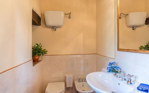 Amantino 8: Bagno, Lavandino Del Bagno, Parete, Idraulico Fixture, Pavimentazione, Lavello, Pavimento, Rubinetto, Interior Design, Idraulico