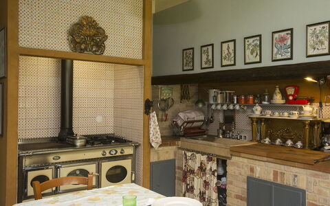 Il Podere di Fi 8: Interior Design, Mobilia, Legna, Cucina, Pavimentazione, Illuminazione, Camera, Pavimento, Cabinetry, Scaffalature