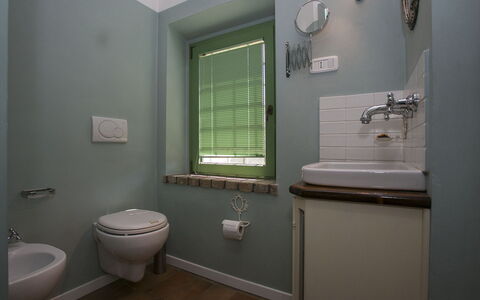 Il Podere di Fi 8: Bagno, Idraulico Fixture, Interior Design, Lavandino Del Bagno, Rubinetto, Idraulico, Lavello, Pavimento, Gabinetto, Pavimentazione