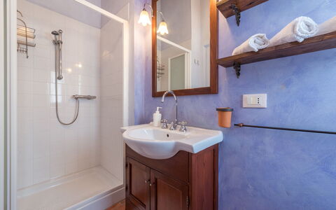 Casale Verdicchio 10+2: Bagno, Idraulico Fixture, Pavimentazione, Interior Design, Pavimento, Lavandino Del Bagno, Rubinetto, Specchio, Idraulico, Illuminazione
