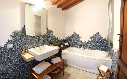 La Capanna di Franca 6+2: Idraulico Fixture, Materiali Naturali, Pianta Della Casa, Piastrella, Rubinetto, Vaso Di Fiori, Idraulico, Bagno, Ceramica