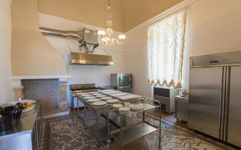 Villa Capozza 18+2: Pavimentazione, Cucina, Soffitto, Interior Design, Illuminazione, Pavimento, Controsoffitto, Elettrodomestico Da Cucina, Apparecchio Major, Camera