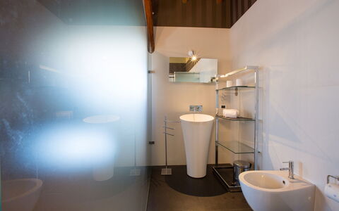 Villa Capozza 18+2: Interior Design, Parete, Pavimentazione, Idraulico Fixture, Pavimento, Bagno, Soffitto, Illuminazione, Lavandino Del Bagno, Idraulico
