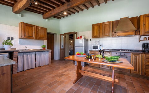 Podere Collelungo 14: Mobilia, Pavimentazione, Interior Design, Legna, Cucina, Pavimento, Cabinetry, Soffitto, Controsoffitto, Camera
