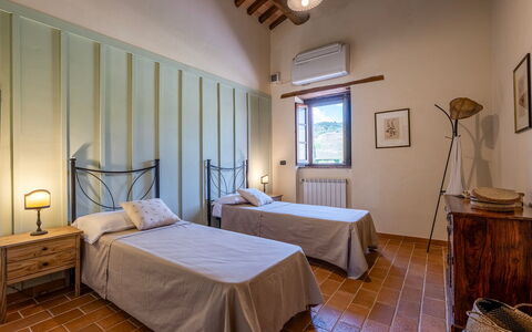 Podere Collelungo 14: Parete, Interior Design, Mobilia, Soffitto, Pavimentazione, Camera Da Letto, Letto, Pavimento, Illuminazione, Camera