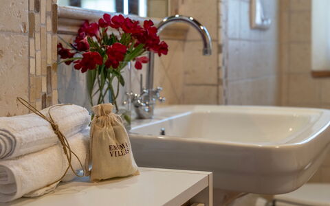 Podere Collelungo 14: Idraulico Fixture, Interior Design, Lavandino Del Bagno, Rubinetto, Lavello, Bagno, Idraulico, Tagliare I Fiori, Specchio