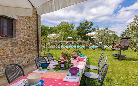 Podere Bagnolo 8: Mobilia, Tavolo, Mobili Da Esterno, Giardino, Tavolo Esterno, Sedia, Cucina & Sala Da Pranzo Tavolo, Prato, Tovaglia, Biancheria