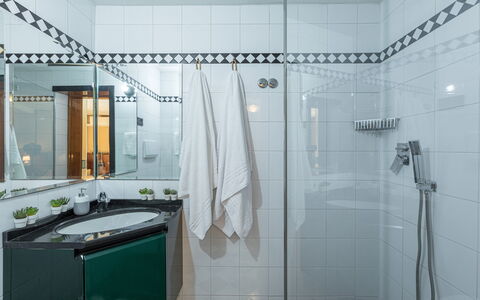Villa Joy 6: Idraulico Fixture, Bagno, Pavimentazione, Interior Design, Rubinetto, Pavimento, Lavello, Idraulico, Piastrella, Doccia