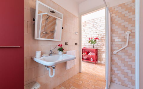Cascina Marianna 12+4: Idraulico Fixture, Bagno, Pavimentazione, Pavimento, Lavandino Del Bagno, Rubinetto, Idraulico, Interior Design, Lavello, Piastrella