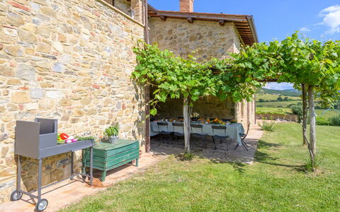 Podere Pomasciano 10: Tavolo Esterno, Mobili Da Esterno, Cucina & Sala Da Pranzo Tavolo, Giardino, Agriturismo, Shade, Backyard, Cortile, Terrazza, Sedia