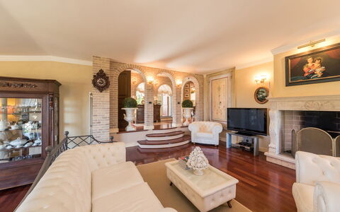 Fontespina 6: Mobilia, Interior Design, Divano, Pavimentazione, Parete, Pavimento, Legna, Soggiorno, Soffitto, Casa
