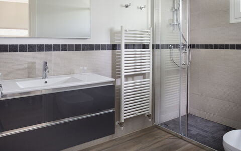 Portoverde Beach Villa 12: Idraulico Fixture, Bagno, Interior Design, Lavello, Pavimentazione, Pavimento, Rubinetto, Idraulico, Lavandino Del Bagno, Specchio