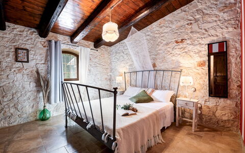 Trulli Littoria 4: Parete, Mobilia, Camera Da Letto, Interior Design, Soffitto, Letto, Illuminazione, Bedding, Lenzuolo, Pavimento
