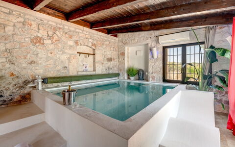 Trulli Littoria 4: Parete, Piscina, Mobilia, Pavimentazione, Architettura, Ricorrere, Pavimento, Materiale Composito, Idraulico Fixture, Vasca Da Bagno