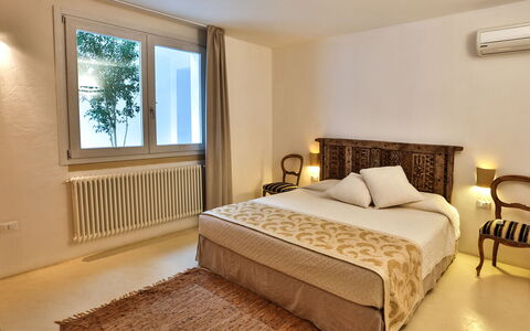 Villa Pajare Francesi 8+2: Letto, Mobilia, Camera Da Letto, Interior Design, Bedding, Parete, Lenzuolo, Legna, Pavimento, Pavimentazione