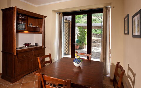 Val di Marco 12: Mobilia, Legna, Interior Design, Pavimentazione, Tavolo, Cucina & Sala Da Pranzo Tavolo, Sala Da Pranzo, Sedia, Pavimento, Porta