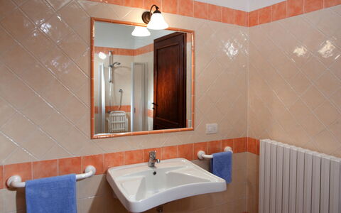 Val di Marco 12: Parete, Idraulico Fixture, Pavimentazione, Interior Design, Pavimento, Bagno, Rubinetto, Lavello, Lavandino Del Bagno, Idraulico