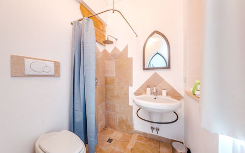 Villa Manco 12: Pavimentazione, Pavimento, Interior Design, Soffitto, Camera, Lampada, Idraulico Fixture, Bagno, Color Legno