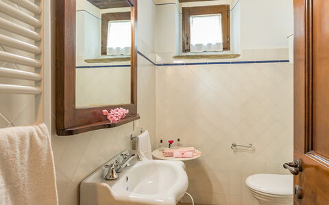 La Torretta 10: Bagno, Lavandino Del Bagno, Idraulico Fixture, Lavello, Interior Design, Pavimentazione, Rubinetto, Pavimento, Idraulico, Specchio