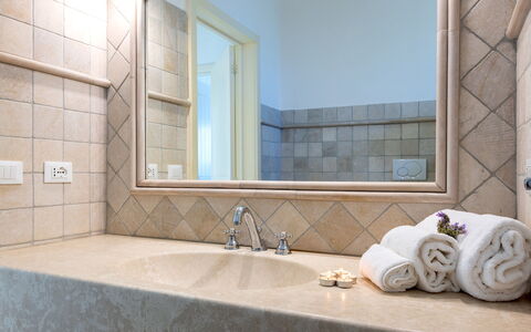 Villa del Lentisco 8+2: Parete, Interior Design, Pavimentazione, Idraulico Fixture, Bagno, Pavimento, Specchio, Lavandino Del Bagno, Rubinetto, Piastrella