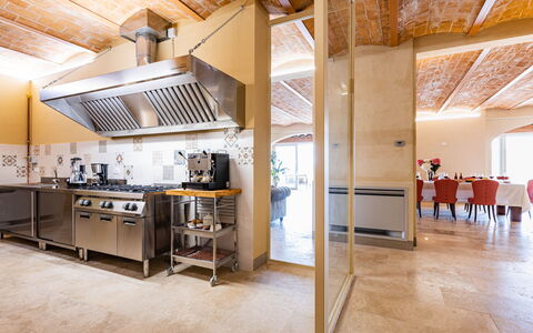 Il Poggiarellone 14: Interior Design, Mobilia, Pavimentazione, Legna, Soffitto, Cucina, Illuminazione, Pavimento, Controsoffitto, Sedia