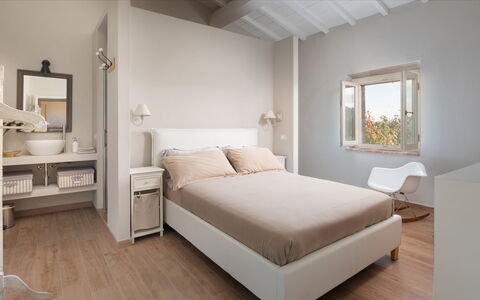 Cinque Cipressi 8: Mobilia, Letto, Interior Design, Camera Da Letto, Parete, Pavimentazione, Pavimento, Bedding, Lenzuolo, Legna