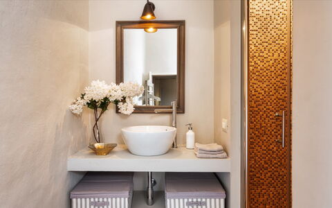 Cinque Cipressi 8: Interior Design, Parete, Lavandino Del Bagno, Idraulico Fixture, Lavello, Specchio, Bagno, Mobiletto Del Bagno, Rubinetto, Pavimentazione