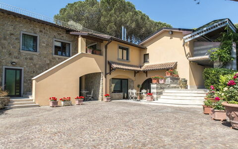 Il Vignale 18+2: Casa, Estate, Balcone, Shade, Hacienda, Villa, Cortile, Pianta Della Casa, Driveway, Vaso Di Fiori