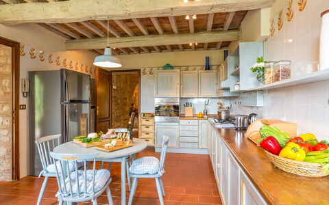 Monticchia 10: Mobilia, Interior Design, Cucina, Pavimentazione, Legna, Cabinetry, Controsoffitto, Soffitto, Pavimento, Camera