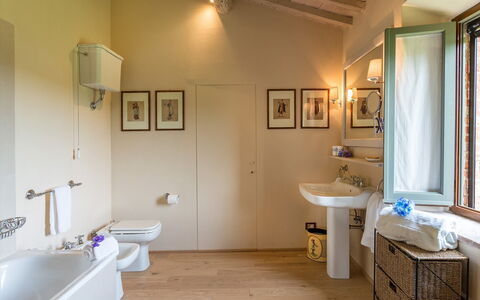 Monticchia 10: Parete, Pavimentazione, Idraulico Fixture, Interior Design, Pavimento, Casa, Bagno, Casa, Illuminazione, Porta