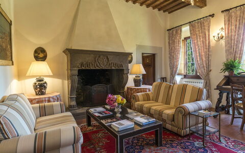 Villa Palazzaccio 26: Mobilia, Parete, Casa, Pavimentazione, Interior Design, Tavolo, Sedia, Lampada, Soggiorno