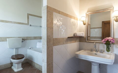 Villa Palazzaccio 26: Bagno, Lavandino Del Bagno, Idraulico Fixture, Interior Design, Pavimentazione, Lavello, Pavimento, Gabinetto, Rubinetto, Idraulico