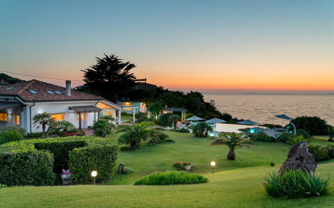 Villa Ambra 10: Ricorrere, Mare, Costa, Eco Hotel, Giardino, Oceano, Landscaping, Tropici, Estate, Prato