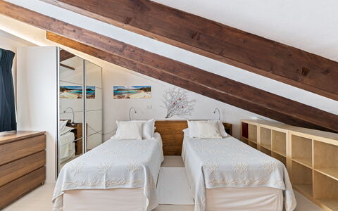 Villa Ambra 10: Interior Design, Letto, Mobilia, Pavimentazione, Pavimento, Camera Da Letto, Legna, Soffitto, Camera, Appartamento