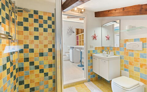 Villa Ambra 10: Bagno, Interior Design, Pavimentazione, Idraulico Fixture, Pavimento, Piastrella, Soffitto, Idraulico, Camera, Lavandino Del Bagno