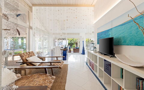 Villa Ambra 10: Interior Design, Mobilia, Pavimentazione, Soffitto, Pavimento, Divano, Illuminazione, Soggiorno, Sedia, Casa