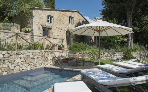 Villa delle Upupe 8: Mobili Da Esterno, Piscina, Flagstone, Lettino, Giochi D'Acqua, Backyard, Sedia, Terrazza, Villa, Sedia A Sdraio