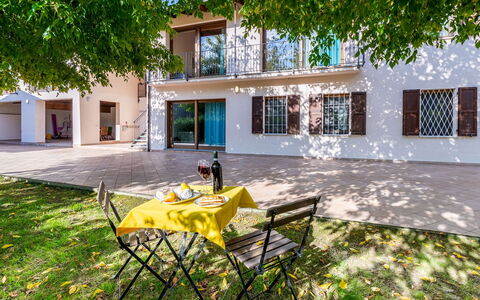 Cascina la Valle 10+2: Zona Residenziale, Casa, Shade, Giardino, Cortile, Estate, Landscaping, Driveway, Villa, Cortile