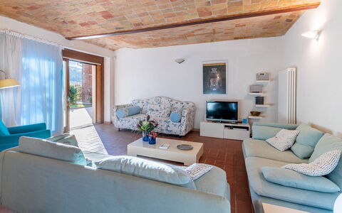 Cascina la Valle 10+2: Mobilia, Interior Design, Divano, Pavimentazione, Legna, Pavimento, Tavolo, Camera, Sedia, Soggiorno
