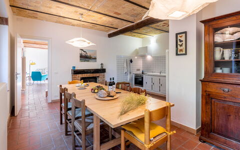 Cascina la Valle 10+2: Mobilia, Interior Design, Pavimentazione, Parete, Pavimento, Legna, Soffitto, Camera, Tavolo, Sala Da Pranzo