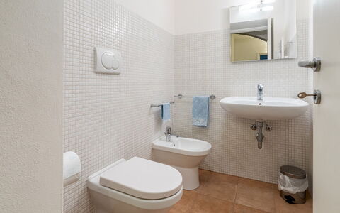 Cascina la Valle 10+2: Toilet Seat, Bagno, Pavimentazione, Idraulico Fixture, Gabinetto, Parete, Pavimento, Interior Design, Lavandino Del Bagno, Lavello
