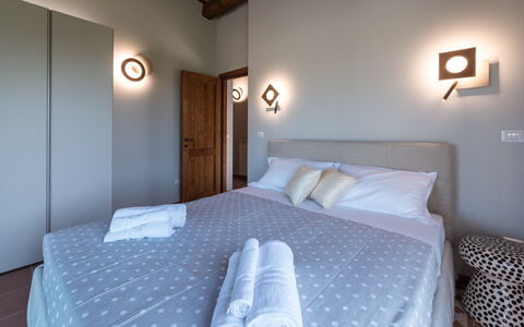 Borgo da Monte 8: Interior Design, Camera Da Letto, Soffitto, Pavimento, Pavimentazione, Letto, Mobilia, Illuminazione, Bedding, Lampada