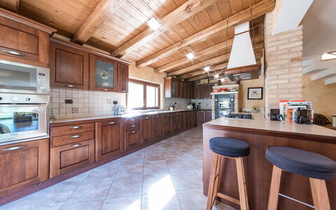 Casale Rosy 6+2: Legna, Cucina, Pavimentazione, Interior Design, Controsoffitto, Mobilia, Soffitto, Pavimento, Casa, Cucina & Sala Da Pranzo Tavolo