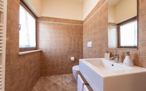 Casale Rosy 6+2: Bagno, Idraulico Fixture, Pavimentazione, Pavimento, Lavandino Del Bagno, Lavello, Interior Design, Rubinetto, Soffitto, Idraulico