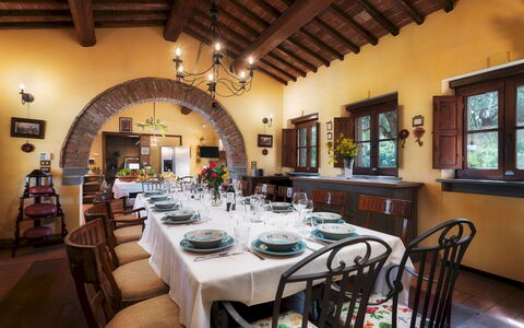 Casale dei Girasoli 14: Mobilia, Interior Design, Tavolo, Sedia, Sala Da Pranzo, Soffitto, Cucina & Sala Da Pranzo Tavolo, Lampada, Illuminazione, Camera