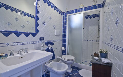 Casa Noemi 4+2: Blu, Pavimentazione, Interior Design, Pavimento, Idraulico Fixture, Bagno, Piastrella, Rubinetto, Soffitto, Camera