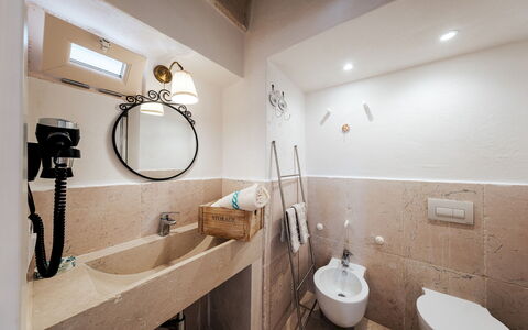White Stone House 6+1: Parete, Pavimentazione, Idraulico Fixture, Pavimento, Interior Design, Bagno, Soffitto, Lavandino Del Bagno, Idraulico, Illuminazione