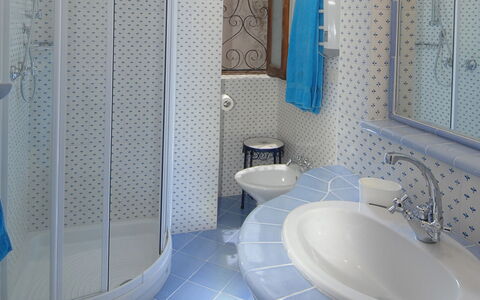 Casa Maria 6+2: Bagno, Idraulico Fixture, Interior Design, Pavimentazione, Lavandino Del Bagno, Lavello, Pavimento, Rubinetto, Idraulico, Piastrella