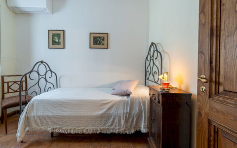 Vista del Lago 12: Mobilia, Letto, Interior Design, Camera Da Letto, Parete, Pavimentazione, Pavimento, Legna, Lenzuolo, Bedding